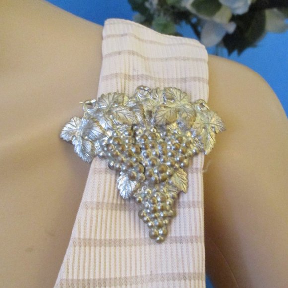 Grape Clusters REPOUSSE CONVERTIBLE Dress Clip~1930s Silver Grape Statement Clip - Picture 3 of 13